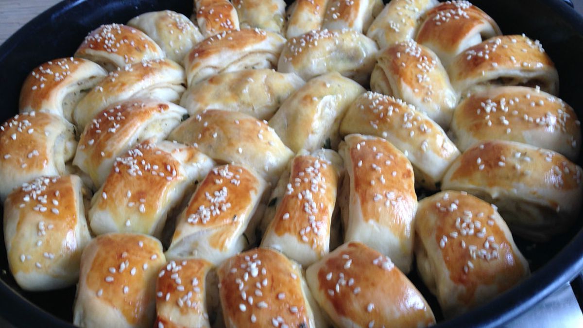 Булочки с картошкой и сосисками