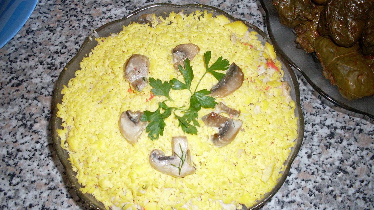 Салат из крабовых палочек и грибочков