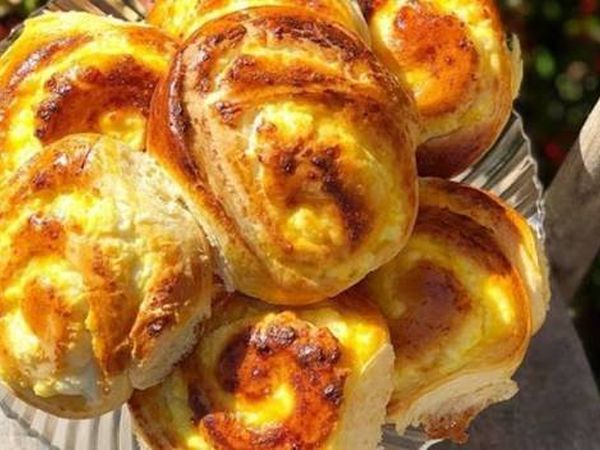 Творожные завитушки в сметанной заливке